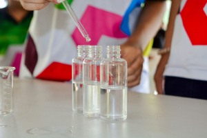 คณะวิทยาการจัดการ มรภ.เทพสตรี ลงพื้นที่ถ่ายทอดเทคโนโลยีการแปรรูปสมุนไพร เสริมสร้างรายได้แก่กลุ่มวิสาหกิจชุมชนภูมิธาราพรรณ จ.สระบุรี