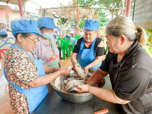 ศูนย์ส่งเสริมการจัดการศึกษาตามพระบรมราโชบาย มรภ.เทพสตรี สานต่อศาสตร์พระราชา ลงพื้นที่ถ่ายทอดทักษะการทำปลาส้ม เสริมสร้างอาชีพแก่ชุมชน ต.โพสังโฆ จ.สิงห์บุรี