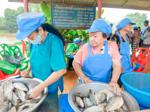 ศูนย์ส่งเสริมการจัดการศึกษาตามพระบรมราโชบาย มรภ.เทพสตรี สานต่อศาสตร์พระราชา ลงพื้นที่ถ่ายทอดทักษะการทำปลาส้ม เสริมสร้างอาชีพแก่ชุมชน ต.โพสังโฆ จ.สิงห์บุรี