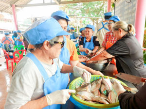 ศูนย์ส่งเสริมการจัดการศึกษาตามพระบรมราโชบาย มรภ.เทพสตรี สานต่อศาสตร์พระราชา ลงพื้นที่ถ่ายทอดทักษะการทำปลาส้ม เสริมสร้างอาชีพแก่ชุมชน ต.โพสังโฆ จ.สิงห์บุรี