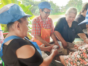 ศูนย์ส่งเสริมการจัดการศึกษาตามพระบรมราโชบาย มรภ.เทพสตรี สานต่อศาสตร์พระราชา ลงพื้นที่ถ่ายทอดทักษะการทำปลาส้ม เสริมสร้างอาชีพแก่ชุมชน ต.โพสังโฆ จ.สิงห์บุรี