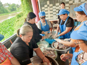 ศูนย์ส่งเสริมการจัดการศึกษาตามพระบรมราโชบาย มรภ.เทพสตรี สานต่อศาสตร์พระราชา ลงพื้นที่ถ่ายทอดทักษะการทำปลาส้ม เสริมสร้างอาชีพแก่ชุมชน ต.โพสังโฆ จ.สิงห์บุรี