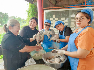 ศูนย์ส่งเสริมการจัดการศึกษาตามพระบรมราโชบาย มรภ.เทพสตรี สานต่อศาสตร์พระราชา ลงพื้นที่ถ่ายทอดทักษะการทำปลาส้ม เสริมสร้างอาชีพแก่ชุมชน ต.โพสังโฆ จ.สิงห์บุรี