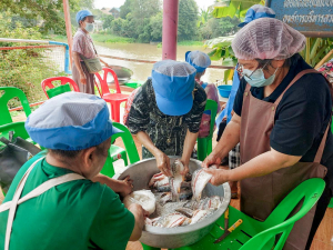 ศูนย์ส่งเสริมการจัดการศึกษาตามพระบรมราโชบาย มรภ.เทพสตรี สานต่อศาสตร์พระราชา ลงพื้นที่ถ่ายทอดทักษะการทำปลาส้ม เสริมสร้างอาชีพแก่ชุมชน ต.โพสังโฆ จ.สิงห์บุรี