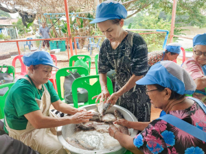 ศูนย์ส่งเสริมการจัดการศึกษาตามพระบรมราโชบาย มรภ.เทพสตรี สานต่อศาสตร์พระราชา ลงพื้นที่ถ่ายทอดทักษะการทำปลาส้ม เสริมสร้างอาชีพแก่ชุมชน ต.โพสังโฆ จ.สิงห์บุรี