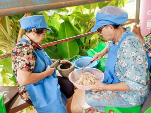 ศูนย์ส่งเสริมการจัดการศึกษาตามพระบรมราโชบาย มรภ.เทพสตรี สานต่อศาสตร์พระราชา ลงพื้นที่ถ่ายทอดทักษะการทำปลาส้ม เสริมสร้างอาชีพแก่ชุมชน ต.โพสังโฆ จ.สิงห์บุรี
