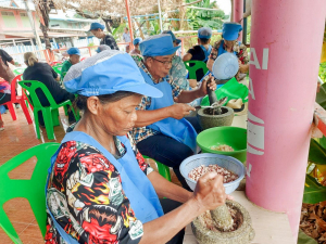 ศูนย์ส่งเสริมการจัดการศึกษาตามพระบรมราโชบาย มรภ.เทพสตรี สานต่อศาสตร์พระราชา ลงพื้นที่ถ่ายทอดทักษะการทำปลาส้ม เสริมสร้างอาชีพแก่ชุมชน ต.โพสังโฆ จ.สิงห์บุรี