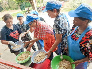 ศูนย์ส่งเสริมการจัดการศึกษาตามพระบรมราโชบาย มรภ.เทพสตรี สานต่อศาสตร์พระราชา ลงพื้นที่ถ่ายทอดทักษะการทำปลาส้ม เสริมสร้างอาชีพแก่ชุมชน ต.โพสังโฆ จ.สิงห์บุรี