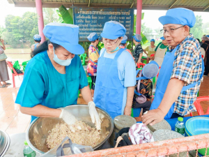 ศูนย์ส่งเสริมการจัดการศึกษาตามพระบรมราโชบาย มรภ.เทพสตรี สานต่อศาสตร์พระราชา ลงพื้นที่ถ่ายทอดทักษะการทำปลาส้ม เสริมสร้างอาชีพแก่ชุมชน ต.โพสังโฆ จ.สิงห์บุรี