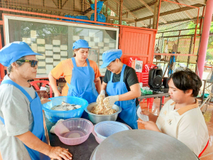 ศูนย์ส่งเสริมการจัดการศึกษาตามพระบรมราโชบาย มรภ.เทพสตรี สานต่อศาสตร์พระราชา ลงพื้นที่ถ่ายทอดทักษะการทำปลาส้ม เสริมสร้างอาชีพแก่ชุมชน ต.โพสังโฆ จ.สิงห์บุรี