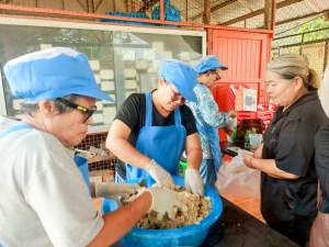 ศูนย์ส่งเสริมการจัดการศึกษาตามพระบรมราโชบาย มรภ.เทพสตรี สานต่อศาสตร์พระราชา ลงพื้นที่ถ่ายทอดทักษะการทำปลาส้ม เสริมสร้างอาชีพแก่ชุมชน ต.โพสังโฆ จ.สิงห์บุรี