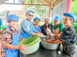 ศูนย์ส่งเสริมการจัดการศึกษาตามพระบรมราโชบาย มรภ.เทพสตรี สานต่อศาสตร์พระราชา ลงพื้นที่ถ่ายทอดทักษะการทำปลาส้ม เสริมสร้างอาชีพแก่ชุมชน ต.โพสังโฆ จ.สิงห์บุรี