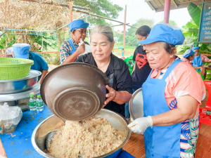 ศูนย์ส่งเสริมการจัดการศึกษาตามพระบรมราโชบาย มรภ.เทพสตรี สานต่อศาสตร์พระราชา ลงพื้นที่ถ่ายทอดทักษะการทำปลาส้ม เสริมสร้างอาชีพแก่ชุมชน ต.โพสังโฆ จ.สิงห์บุรี