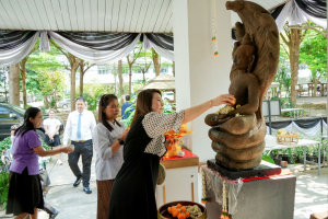 สำนักศิลปะและวัฒนธรรม มรภ.เทพสตรี จัดพิธีทำบุญถวายภัตตาหารเพลแด่พระภิกษุสงฆ์ เนื่องในเทศกาลสงกรานต์