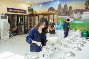 สำนักศิลปะและวัฒนธรรม มรภ.เทพสตรี จัดพิธีทำบุญถวายภัตตาหารเพลแด่พระภิกษุสงฆ์ เนื่องในเทศกาลสงกรานต์