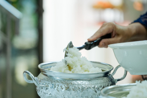 สำนักศิลปะและวัฒนธรรม มรภ.เทพสตรี จัดพิธีทำบุญถวายภัตตาหารเพลแด่พระภิกษุสงฆ์ เนื่องในเทศกาลสงกรานต์