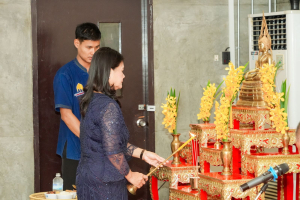 สำนักศิลปะและวัฒนธรรม มรภ.เทพสตรี จัดพิธีทำบุญถวายภัตตาหารเพลแด่พระภิกษุสงฆ์ เนื่องในเทศกาลสงกรานต์