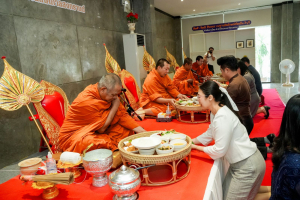 สำนักศิลปะและวัฒนธรรม มรภ.เทพสตรี จัดพิธีทำบุญถวายภัตตาหารเพลแด่พระภิกษุสงฆ์ เนื่องในเทศกาลสงกรานต์
