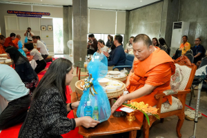 สำนักศิลปะและวัฒนธรรม มรภ.เทพสตรี จัดพิธีทำบุญถวายภัตตาหารเพลแด่พระภิกษุสงฆ์ เนื่องในเทศกาลสงกรานต์