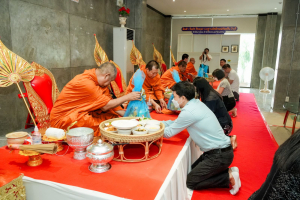 สำนักศิลปะและวัฒนธรรม มรภ.เทพสตรี จัดพิธีทำบุญถวายภัตตาหารเพลแด่พระภิกษุสงฆ์ เนื่องในเทศกาลสงกรานต์
