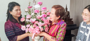 อธิการบดี มรภ.เทพสตรี นำทีมผู้บริหาร มอบแจกันดอกไม้แสดงความยินดีแก่นายกสมาคมศิษย์เก่า มรภ.เทพสตรี ในโอกาสได้รับรางวัลบุคคลดีเด่น ด้านการพัฒนาครอบครัว ประจำปี 2569