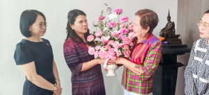 อธิการบดี มรภ.เทพสตรี นำทีมผู้บริหาร มอบแจกันดอกไม้แสดงความยินดีแก่นายกสมาคมศิษย์เก่า มรภ.เทพสตรี ในโอกาสได้รับรางวัลบุคคลดีเด่น ด้านการพัฒนาครอบครัว ประจำปี 2569