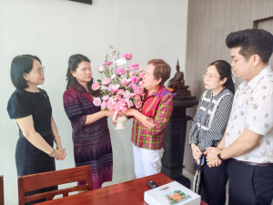 อธิการบดี มรภ.เทพสตรี นำทีมผู้บริหาร มอบแจกันดอกไม้แสดงความยินดีแก่นายกสมาคมศิษย์เก่า มรภ.เทพสตรี ในโอกาสได้รับรางวัลบุคคลดีเด่น ด้านการพัฒนาครอบครัว ประจำปี 2569