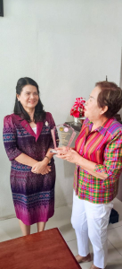 อธิการบดี มรภ.เทพสตรี นำทีมผู้บริหาร มอบแจกันดอกไม้แสดงความยินดีแก่นายกสมาคมศิษย์เก่า มรภ.เทพสตรี ในโอกาสได้รับรางวัลบุคคลดีเด่น ด้านการพัฒนาครอบครัว ประจำปี 2569