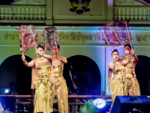 สำนักศิลปะและวัฒนธรรม มรภ.เทพสตรี ร่วมงานมหกรรมส่งเสริมการท่องเที่ยวตามรอยสมเด็จพระเจ้าตากสินมหาราช และการแข่งขันข้าวแช่ชาวมอญ จ.ปทุมธานี