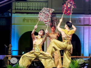 สำนักศิลปะและวัฒนธรรม มรภ.เทพสตรี ร่วมงานมหกรรมส่งเสริมการท่องเที่ยวตามรอยสมเด็จพระเจ้าตากสินมหาราช และการแข่งขันข้าวแช่ชาวมอญ จ.ปทุมธานี