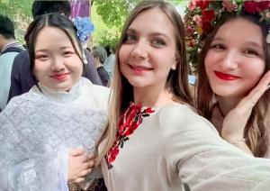 นักศึกษาสาขาวิชาภาษาจีน คณะมนุษยศาสตร์ฯ มรภ.เทพสตรี ร่วมเผยแพร่ศิลปวัฒนธรรมไทย ในงานเทศกาลวัฒนธรรมนานาชาติ ครั้งที่ 9 ณ มหาวิทยาลัยภาษาต่างประเทศเทียนจิน