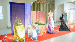 มรภ.เทพสตรี ร่วมพิธีมอบแบบลายผ้าพระราชทาน ปี 2569 สืบสานพระปณิธานภูมิปัญญาผ้าไทย