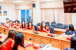 โรงเรียนสาธิต มรภ.เทพสตรี ร่วมต้อนรับบุคลากรและนักศึกษา ม.ธรรมศาสตร์ เตรียมความพร้อมจัดโครงการค่ายบันไดสู่ประตูเหลืองแดง ครั้งที่ 14