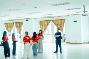 โรงเรียนสาธิต มรภ.เทพสตรี ร่วมต้อนรับบุคลากรและนักศึกษา ม.ธรรมศาสตร์ เตรียมความพร้อมจัดโครงการค่ายบันไดสู่ประตูเหลืองแดง ครั้งที่ 14