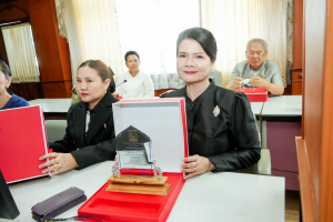 อธิการบดี มรภ.เทพสตรี พร้อมด้วยบุคลากร และนักเรียนโรงเรียนสาธิตฯ เข้ารับมอบเกียรติบัตรและรางวัลเชิดชูเกียรติ ในการประชุมคณะกรมการจังหวัดลพบุรี ประจำเดือนพฤษภาคม พ.ศ. 2569