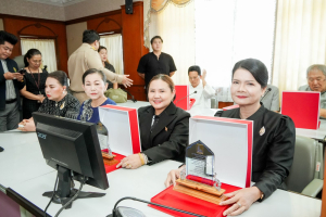อธิการบดี มรภ.เทพสตรี พร้อมด้วยบุคลากร และนักเรียนโรงเรียนสาธิตฯ เข้ารับมอบเกียรติบัตรและรางวัลเชิดชูเกียรติ ในการประชุมคณะกรมการจังหวัดลพบุรี ประจำเดือนพฤษภาคม พ.ศ. 2569