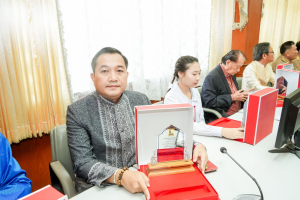 อธิการบดี มรภ.เทพสตรี พร้อมด้วยบุคลากร และนักเรียนโรงเรียนสาธิตฯ เข้ารับมอบเกียรติบัตรและรางวัลเชิดชูเกียรติ ในการประชุมคณะกรมการจังหวัดลพบุรี ประจำเดือนพฤษภาคม พ.ศ. 2569