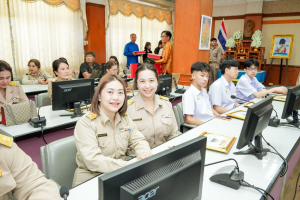 อธิการบดี มรภ.เทพสตรี พร้อมด้วยบุคลากร และนักเรียนโรงเรียนสาธิตฯ เข้ารับมอบเกียรติบัตรและรางวัลเชิดชูเกียรติ ในการประชุมคณะกรมการจังหวัดลพบุรี ประจำเดือนพฤษภาคม พ.ศ. 2569