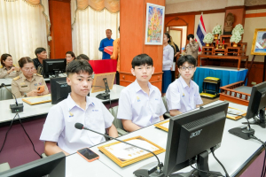 อธิการบดี มรภ.เทพสตรี พร้อมด้วยบุคลากร และนักเรียนโรงเรียนสาธิตฯ เข้ารับมอบเกียรติบัตรและรางวัลเชิดชูเกียรติ ในการประชุมคณะกรมการจังหวัดลพบุรี ประจำเดือนพฤษภาคม พ.ศ. 2569