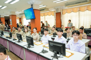 อธิการบดี มรภ.เทพสตรี พร้อมด้วยบุคลากร และนักเรียนโรงเรียนสาธิตฯ เข้ารับมอบเกียรติบัตรและรางวัลเชิดชูเกียรติ ในการประชุมคณะกรมการจังหวัดลพบุรี ประจำเดือนพฤษภาคม พ.ศ. 2569
