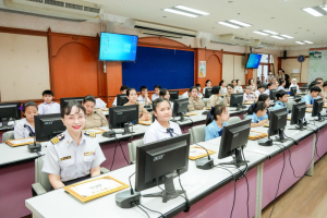 อธิการบดี มรภ.เทพสตรี พร้อมด้วยบุคลากร และนักเรียนโรงเรียนสาธิตฯ เข้ารับมอบเกียรติบัตรและรางวัลเชิดชูเกียรติ ในการประชุมคณะกรมการจังหวัดลพบุรี ประจำเดือนพฤษภาคม พ.ศ. 2569