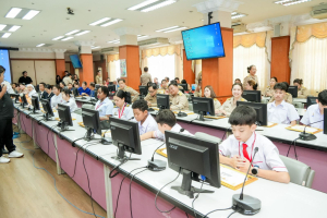 อธิการบดี มรภ.เทพสตรี พร้อมด้วยบุคลากร และนักเรียนโรงเรียนสาธิตฯ เข้ารับมอบเกียรติบัตรและรางวัลเชิดชูเกียรติ ในการประชุมคณะกรมการจังหวัดลพบุรี ประจำเดือนพฤษภาคม พ.ศ. 2569