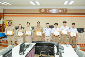อธิการบดี มรภ.เทพสตรี พร้อมด้วยบุคลากร และนักเรียนโรงเรียนสาธิตฯ เข้ารับมอบเกียรติบัตรและรางวัลเชิดชูเกียรติ ในการประชุมคณะกรมการจังหวัดลพบุรี ประจำเดือนพฤษภาคม พ.ศ. 2569
