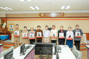 อธิการบดี มรภ.เทพสตรี พร้อมด้วยบุคลากร และนักเรียนโรงเรียนสาธิตฯ เข้ารับมอบเกียรติบัตรและรางวัลเชิดชูเกียรติ ในการประชุมคณะกรมการจังหวัดลพบุรี ประจำเดือนพฤษภาคม พ.ศ. 2569