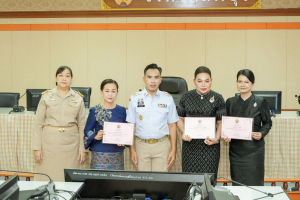 อธิการบดี มรภ.เทพสตรี พร้อมด้วยบุคลากร และนักเรียนโรงเรียนสาธิตฯ เข้ารับมอบเกียรติบัตรและรางวัลเชิดชูเกียรติ ในการประชุมคณะกรมการจังหวัดลพบุรี ประจำเดือนพฤษภาคม พ.ศ. 2569