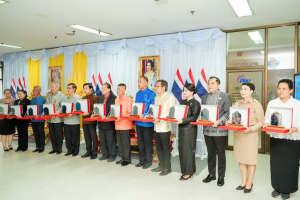 อธิการบดี มรภ.เทพสตรี พร้อมด้วยบุคลากร และนักเรียนโรงเรียนสาธิตฯ เข้ารับมอบเกียรติบัตรและรางวัลเชิดชูเกียรติ ในการประชุมคณะกรมการจังหวัดลพบุรี ประจำเดือนพฤษภาคม พ.ศ. 2569