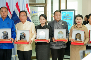 อธิการบดี มรภ.เทพสตรี พร้อมด้วยบุคลากร และนักเรียนโรงเรียนสาธิตฯ เข้ารับมอบเกียรติบัตรและรางวัลเชิดชูเกียรติ ในการประชุมคณะกรมการจังหวัดลพบุรี ประจำเดือนพฤษภาคม พ.ศ. 2569