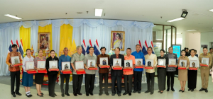 อธิการบดี มรภ.เทพสตรี พร้อมด้วยบุคลากร และนักเรียนโรงเรียนสาธิตฯ เข้ารับมอบเกียรติบัตรและรางวัลเชิดชูเกียรติ ในการประชุมคณะกรมการจังหวัดลพบุรี ประจำเดือนพฤษภาคม พ.ศ. 2569