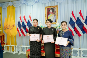 อธิการบดี มรภ.เทพสตรี พร้อมด้วยบุคลากร และนักเรียนโรงเรียนสาธิตฯ เข้ารับมอบเกียรติบัตรและรางวัลเชิดชูเกียรติ ในการประชุมคณะกรมการจังหวัดลพบุรี ประจำเดือนพฤษภาคม พ.ศ. 2569