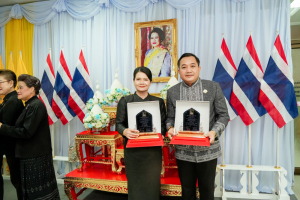 อธิการบดี มรภ.เทพสตรี พร้อมด้วยบุคลากร และนักเรียนโรงเรียนสาธิตฯ เข้ารับมอบเกียรติบัตรและรางวัลเชิดชูเกียรติ ในการประชุมคณะกรมการจังหวัดลพบุรี ประจำเดือนพฤษภาคม พ.ศ. 2569